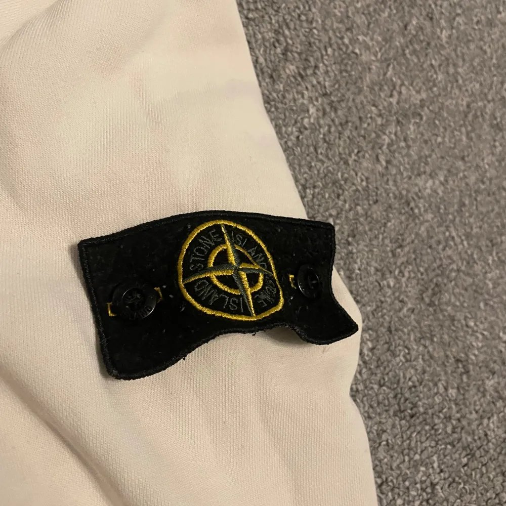 Säljer min stone island hoodie, Bra skick. Strl xxl men den är liten i storleken då den passar honom som vanligtvis har M /S.   Nypris ca 3000kr. Hoodies.