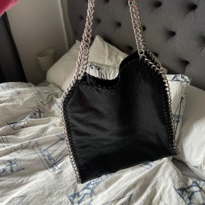 Väska - Säljer denna super snygga stella McCartney liknande väska. Använd några gånger men inga större tecken på användning❤️ Skriv vid intresse eller frågor🫶🏼