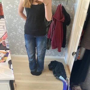 Y2k jeans - Snygga y2k jeans med cargofickor. De är lågmidjade och man kan spänna dem lite i midjan