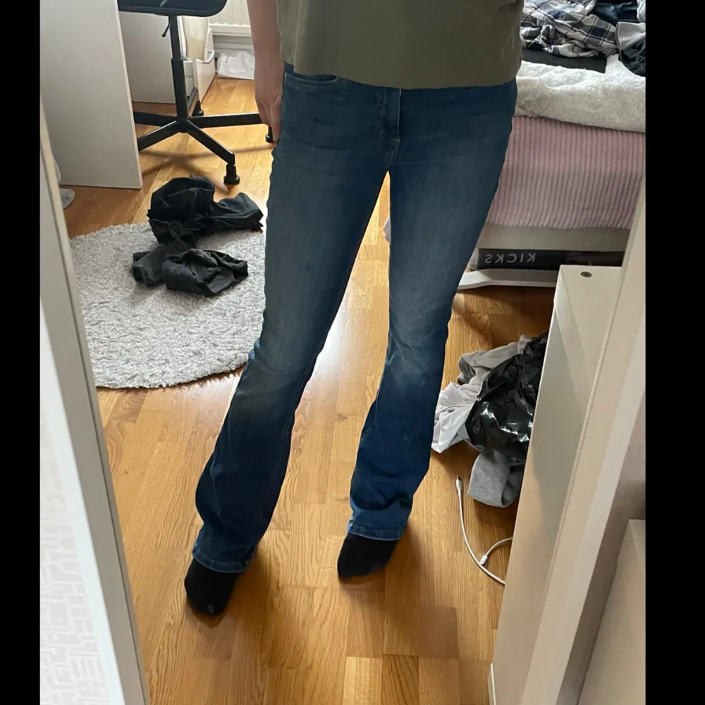 Säljer ett par snygga blå bootcut jeans. De har en klassisk femficksdesign och är i ett mjukt denimtyg som sitter skönt. Perfekta för både vardag och fest! 🕺, de är använda endast en gång men säljer då dom är för långa för mig💗skriv gärna innan ni tänker köpa så jag vet då jag säljer på andra sidor . Jeans & Byxor.