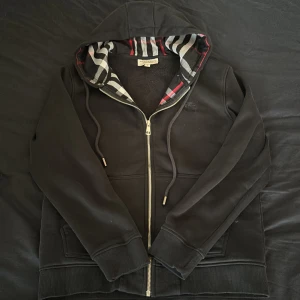 Burburry kofta - En riktigt snygg burburry kofta utan några skador, storlek M men passar mer som S. Vid fler frågor är det bara att skriva 