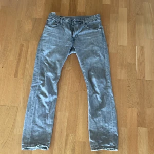 Levis jeans 551 - Extremt fina levis jeans, inga defekter överhuvutaget, använts fåtal gånger.