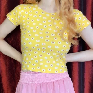 Baby tee - Söt vintage baby tee som är stretchig, jag har vanligtvis xs och såhär sitter den på mig. Använt skick, har svag mörk/grå fläck fram, syns på sista bilden. Hör av dig om du undrar något🌼