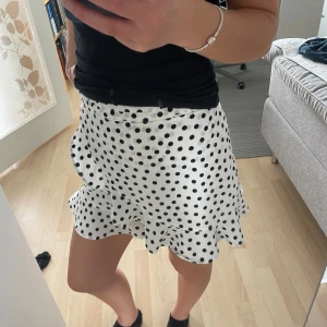 zara skort  - Supersöta skorts från Zara som aldrig kommit till användning för de tyvärr är för små! Har dragkedja i midjan 