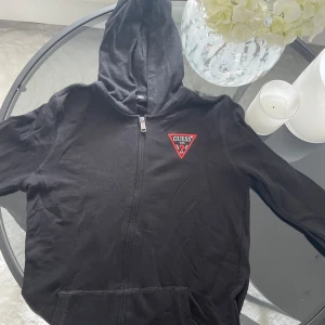 Guess zip hoodie  - Fint skick 