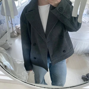 grå kort kappa - grå kort kappa 💕💕 min absoluta favvo men som jag nu tröttnat på och vill sälja vidare!