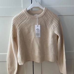 Stickad tröja - Aldrig använd, lappen kvar 🤍 stl s men passar xs/s