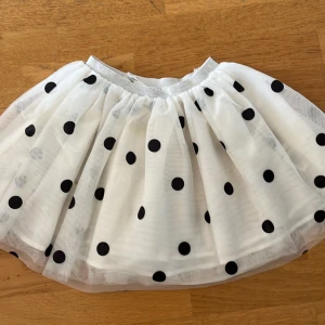 Festlig kjol  - Puffig, prickig kjol med glitter band, perfekt till kalas och fester