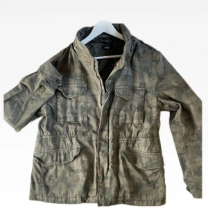 Field jacket - Mason’s Field jacket, storlek M, köpt på Nk 2023, nypris: 3900kr, mitt pris: 1099kr . Skriv vid funderingar✌️