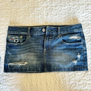 Hollister low waist jeans kjol - I super fint skick!💖 midja 41cm, längd 25cm💕 köp gärna genom köp nu🥰
