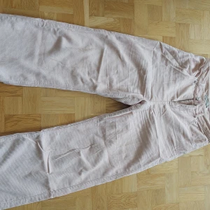 Byxor - Rosa byxor i manchestertyg. Raka i formen.