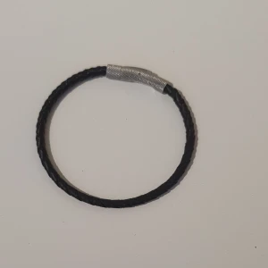 7east armband - Säljer mitt 7east armband. Finns täcken på användning på bild 3                                Kostar 300 kr men säljer för 190 kr