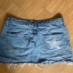 Jeanskjol - Super snygg jeanskjol som jag sytt om själv från ett par jeans!  Storlek M. 