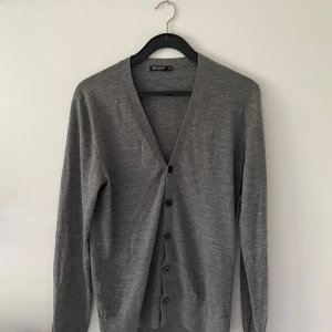 Tiger of Sweden kofta - En kofta i bra skick men med täcken på användning. Ett mm stort hål på ärmen, men förutom det finns inga markanta defekter. Sitter perfekt på mig som är 180 cm och väger 67. Vid frågor är det bara att skriva ✌️