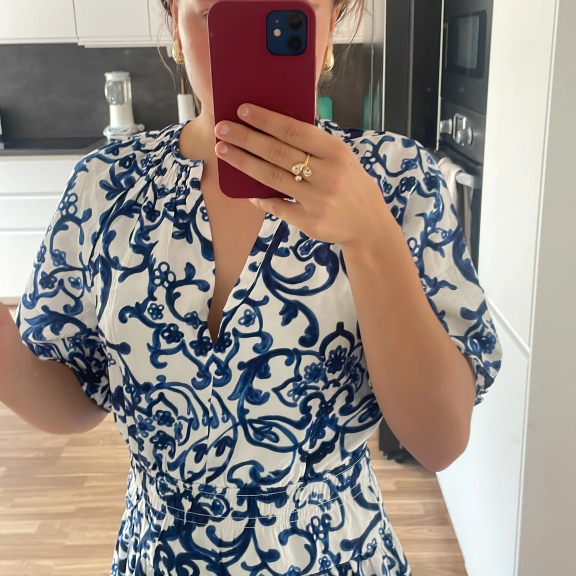 Vit och blå kortklänning med blommigt mönster - 91