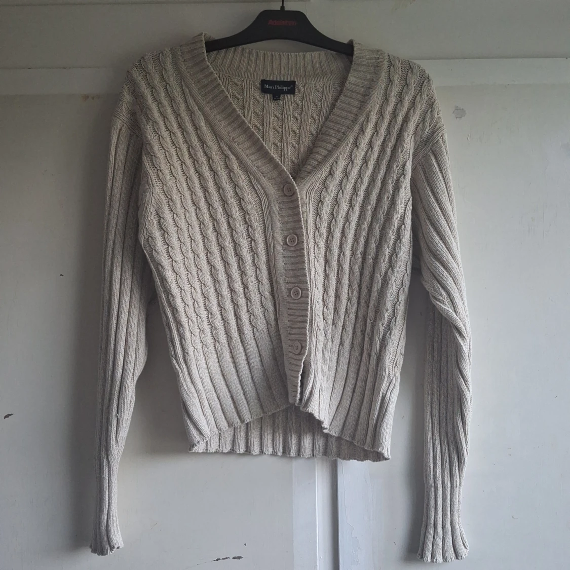 Beige stickad kofta från Max Philippe