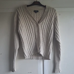 Beige stickad kofta från Max Philippe - Säljer en superfin beige stickad kofta från Max Philippe i storlek M (38-40). Den har ett snyggt flätmönster och knappar framtill. Perfekt för höst och vinter när man vill hålla sig varm och mysig. Koftan är i nyskick och har långa ärmar. Passar både till vardags och lite finare tillfällen. 🌟