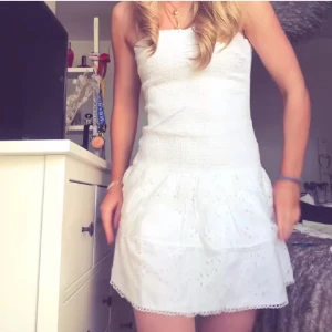 Vit klänning - Super fin vit klänning från Gina, använd 1 gång