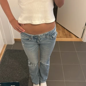 Lågmidjade bootcut jeans - Säljer dessa super snygga Low waist jeansen från ginatricot är 164 oxh dom är pytte lite korta för mig! Skriv vid frågor! Nypris 350!