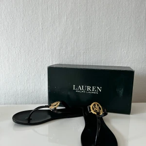 Lauren Ralph Lauren flip flop strl 6 (36) - Mycket fina flip flopps, storlek 6 vilket motsvarar en 36. Knappt använda. Se bilder för slitage, något slitet på spännet.  Kommer ifrån ett rök och djurfritt hem.