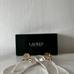 Lauren Ralph Lauren flip flop strl 6 (36) - Mycket fina flip flopps, storlek 6 vilket motsvarar en 36. Knappt använda. Se bilder för slitage, något slitet på spännet då de oxiderat i kartong.  Kommer ifrån ett rök och djurfritt hem.