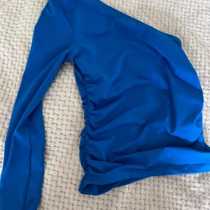 Enärmad blå topp 💙 - Skit snygg blå topp från GinaTricot storlek S använd en gång 