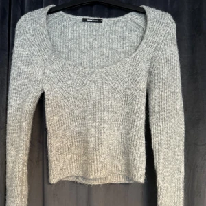 Stickad tröja BikBok  - Grå stickad tröja från BikBok i storlek S, aldrig använd 💓