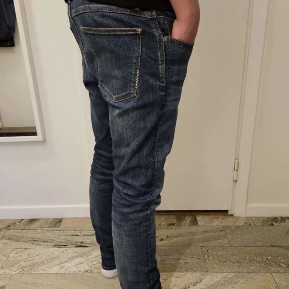 Hej, jag säljer dessa snygga och galet sköna neuw jeans. Nypris 1600kr🗣️✨🥂. Jeans & Byxor.