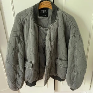 Zara jacka  - Snygg jacka från zara. Köpt på plick men passade inte riktigt💗 !Lånad bild från tidigare ägare!