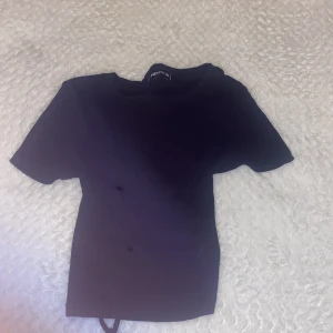 Svart knytrygg topp - Bra skick svart top med knytrygg från newyorker