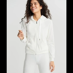 Vit hoodie med dragkedja - Säljer en supermjuk och bekväm vit hoodie med dragkedja framtill. Den har en klassisk design med långa ärmar och en praktisk huva med dragsko. Perfekt för en avslappnad stil eller mysiga dagar hemma. 🕊️