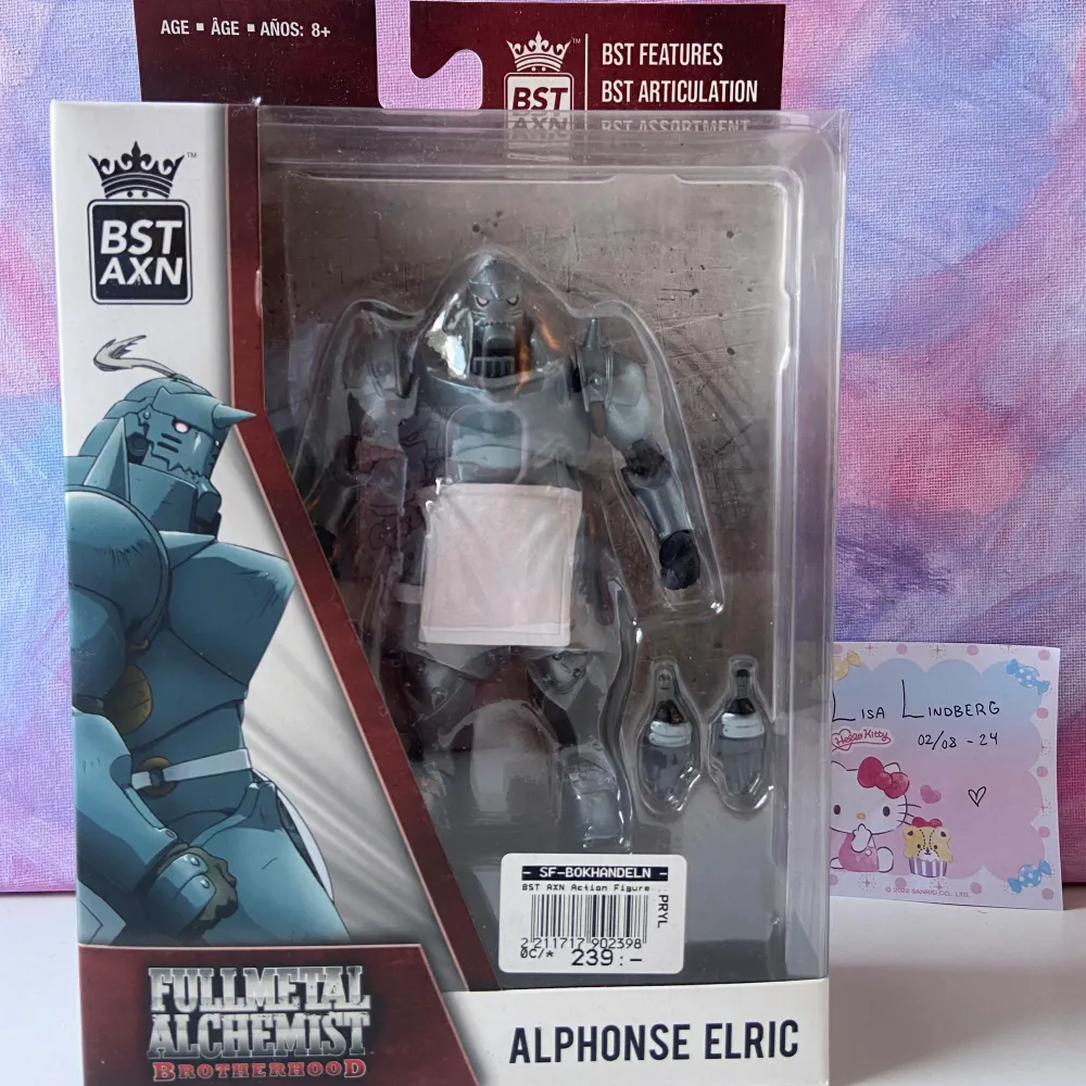 Alphonse Elric från Fullmetal Alchemist Brotherhood. Poserbar och kommer med ett extra par händer.  Köptes på sciencefictionbokhandeln.. Övrigt.