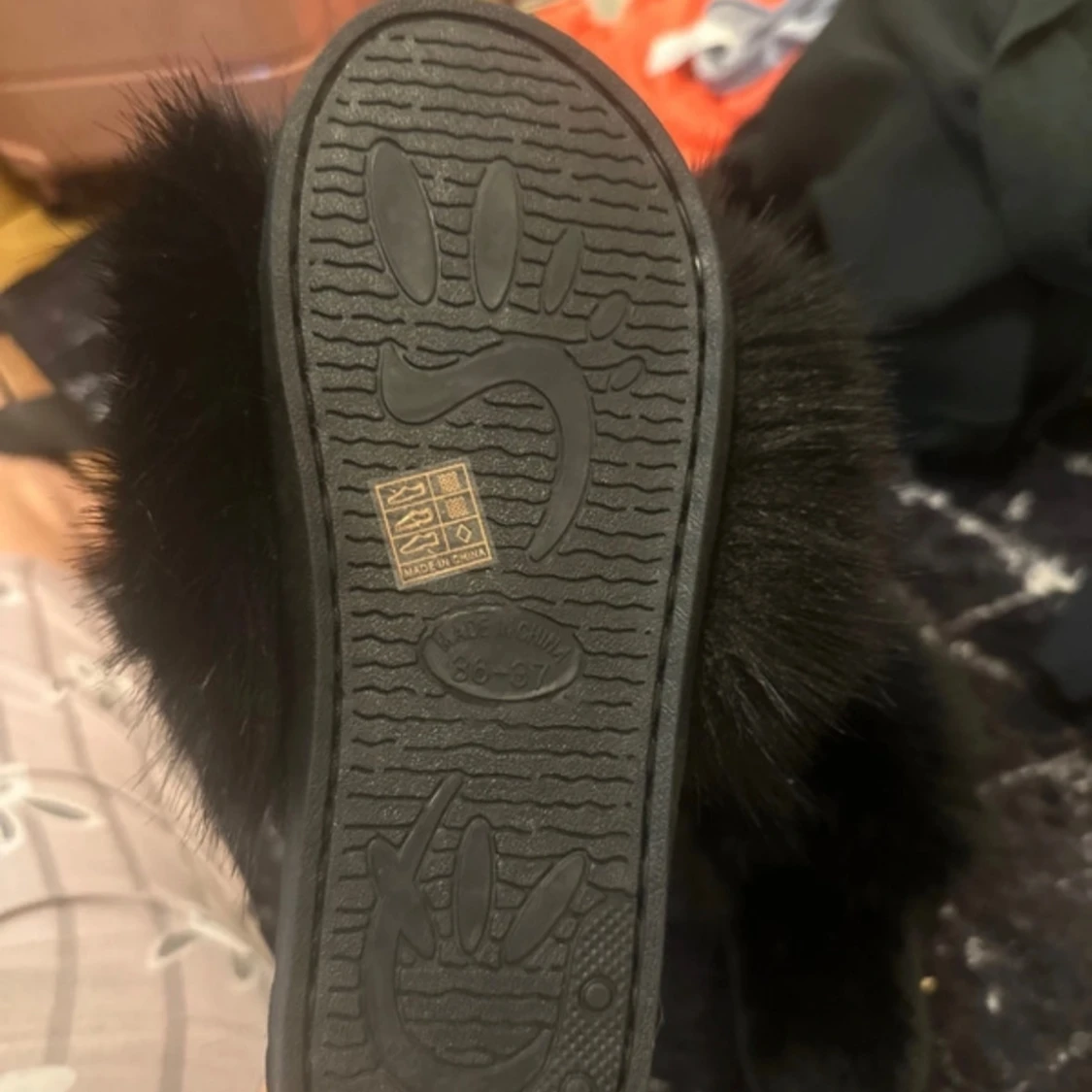 Svarta tofflor nya st 36-37 med mjuk päls - 90