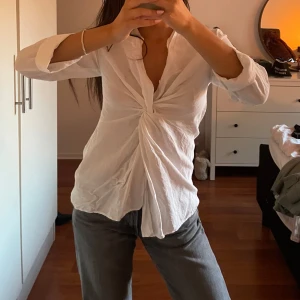 skjorta - supersöt skjorta från zara!!❣️stilren och lätt att styla❤️‍🔥