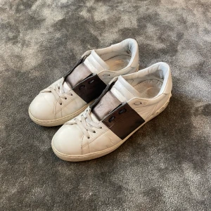 Valentino Open - Valentino Opens svarta. Skick får ni bedöma själva. Storlek 44. Finns slitage inne men inget som känns och sulan och snören är utbytt för bekvämlighet och har tappat lite färg på några ställen. Ingår: Valentino Kort. Tveka inte på att höra av dig! 