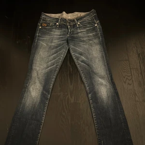 G-star jeans  - Super snygga G-star jeans!! Säljer för att de är för korta, de är uppklippta längst ner!😇😇   midjemått: 39 innebrenslängd: 75 Pris kan diskuteras 🤗