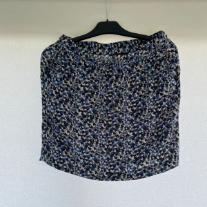 Åhléns camofärgad kjol - Jättegullig camofärgad kjol från Åhléns. Helt oanvänd. Storlek: 38. Hör av er vid eventuella frågor!!  