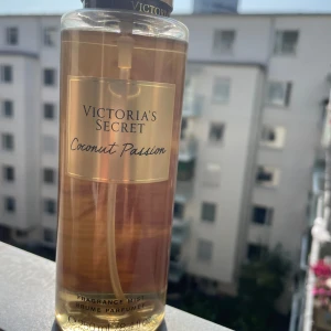 Victorias secret parfym - Coconut passion body mist🩷 köpte på en flygplats och bara använt som dekoration. Oanvänd. Nypris 300kr. Man kan också köpa 2 för 450 om man tittar i min profil💘
