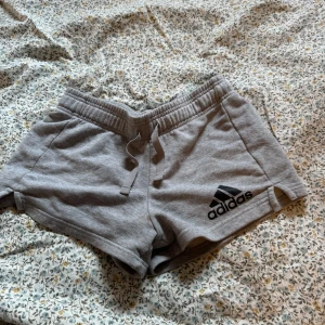 Shorts Adidas  - Gråa mjukisshorts från Adidas i storlek XS/S💞