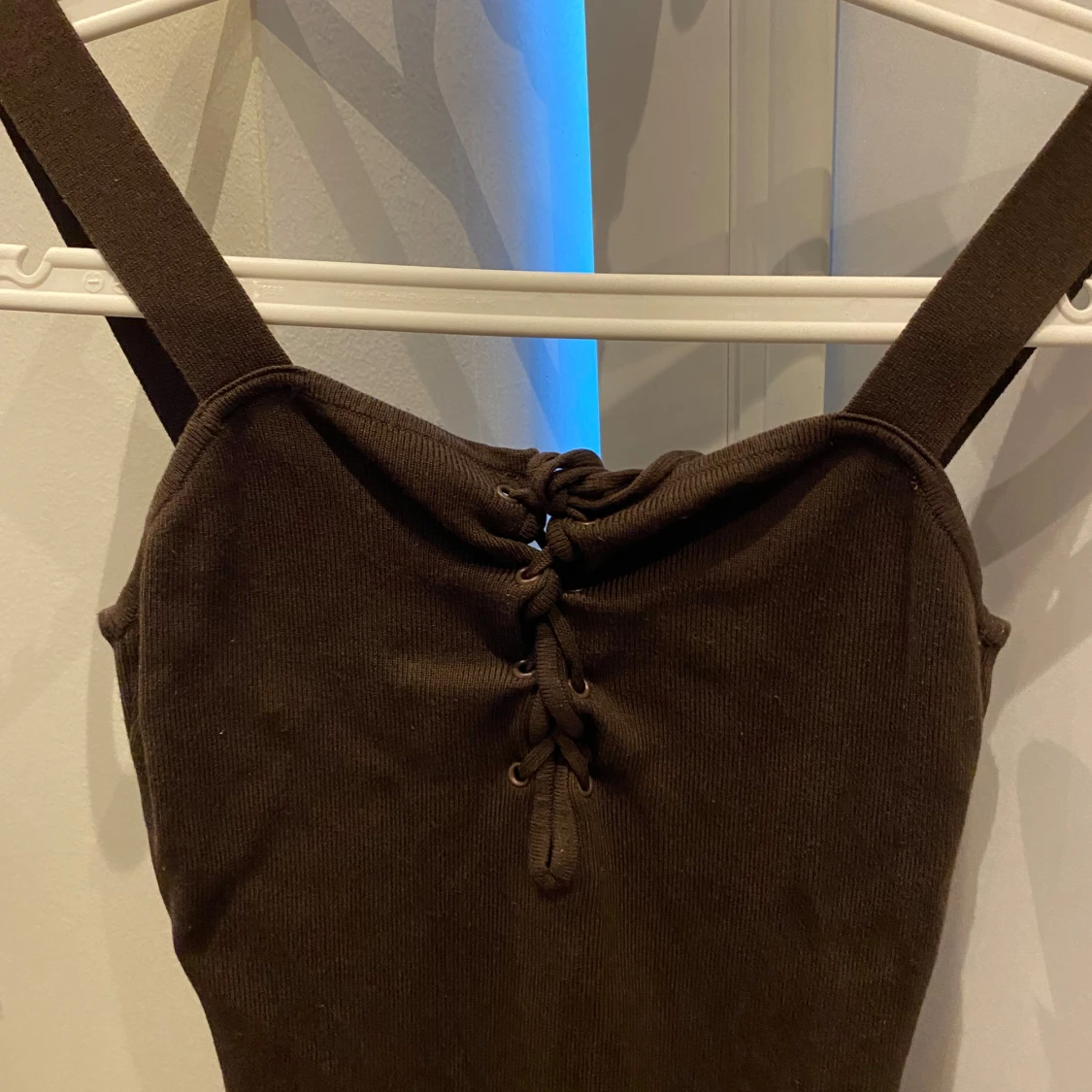 Brun klänning med knytning - 90