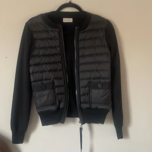 Moncler cardigan - Säljer min super snygga cardigan i storlek S då jag knappt användt den, så skulle säga att den nästan är som oanvänd! 🔥Det med följer original påse med lapp. Hör av er vid frågor eller fler bilder!