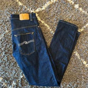 Nudie Jeans Thin Finn - Nudie Jeans av modellen Thin Finn | Storlek: 32/32 - Skicket på jeansen är väldigt bra utan defekter - skulle säga den är Ny utan Prislapp - Mitt pris: 499 - Nypris: 1599kr -