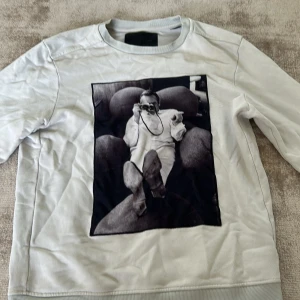 Limitato Tröja grå - Denna Limitato tröja passa folk i storlek Xs och S. Sitter svin bra på en. Köpte den för 1700kr säljer för 1000kr.