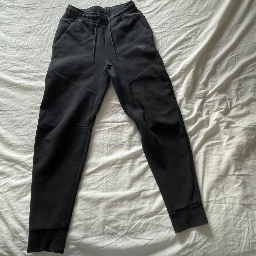 Säljer ett par Nike tech fleece byxor storlek xs herr. Jeans & Byxor.