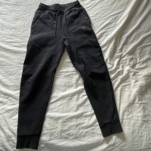 Säljer ett par Nike tech fleece byxor storlek xs herr