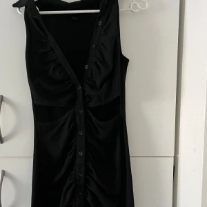 Svart klänning - Svart klänning med cuts i magen från shein. Storlek M