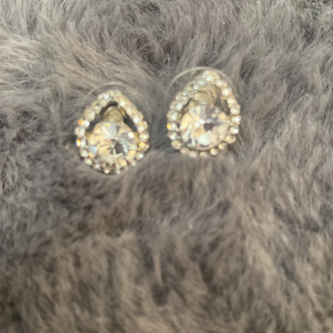 Glittriga örhängen med stora stenar