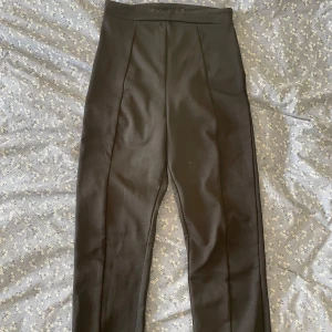 Kostymbyxor från Nelly - Kostymbyxor med slits från Nelly, storlek 34/XS, bra skick och inga defekter