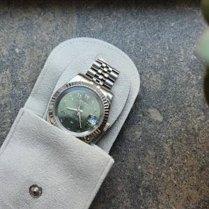 Seiko mod - Datejust 39mm - Helt nybyggt Seiko mod - Datejust med grön "Arabic" dial. Byggd på NH35 movement. Rostfritt stål Jubilee bracelet.   Kan skickas! Prisförslag är välkomna! 