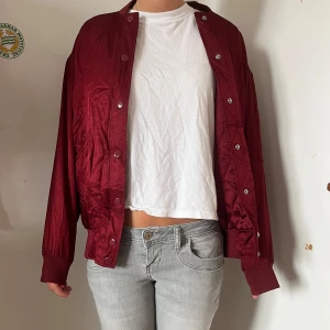 Bomberjacka  - Fin röd bomberjacka från &otherstories, så fin nu till hösten!❤️